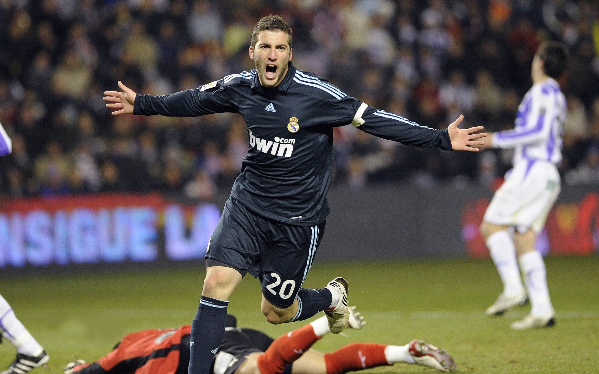 “德甲争冠形势逐渐明朗，强队全力冲刺”，德甲 集锦